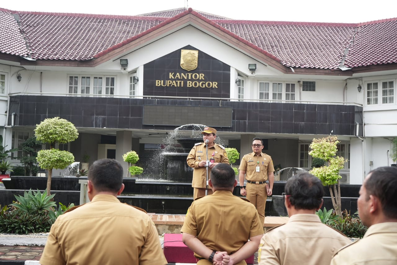Pj Bupati Bogor Bachril Bakri saat memberikan arahan kepada jajarannya soal realisasi anggaran (Dok.Diskominfo)