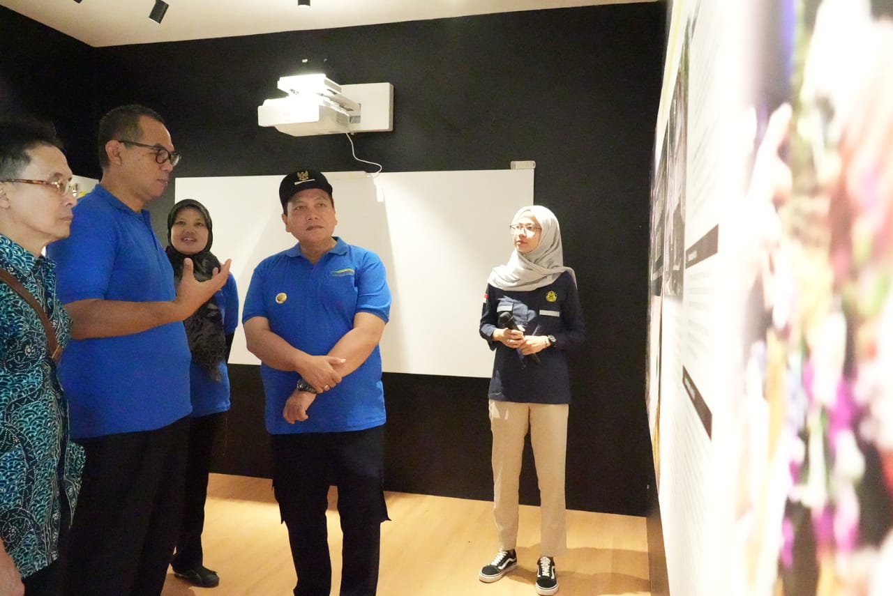 Pj Bupati Bogor, Bachril Bakri didampingi Sekda Kabupaten Bogor, Ajat Rochmat Jatnika disela peresmian Pusat Informasi Geologi (PIG) Geopark Bogor Halimun Salak (Dok.Diskominfo)