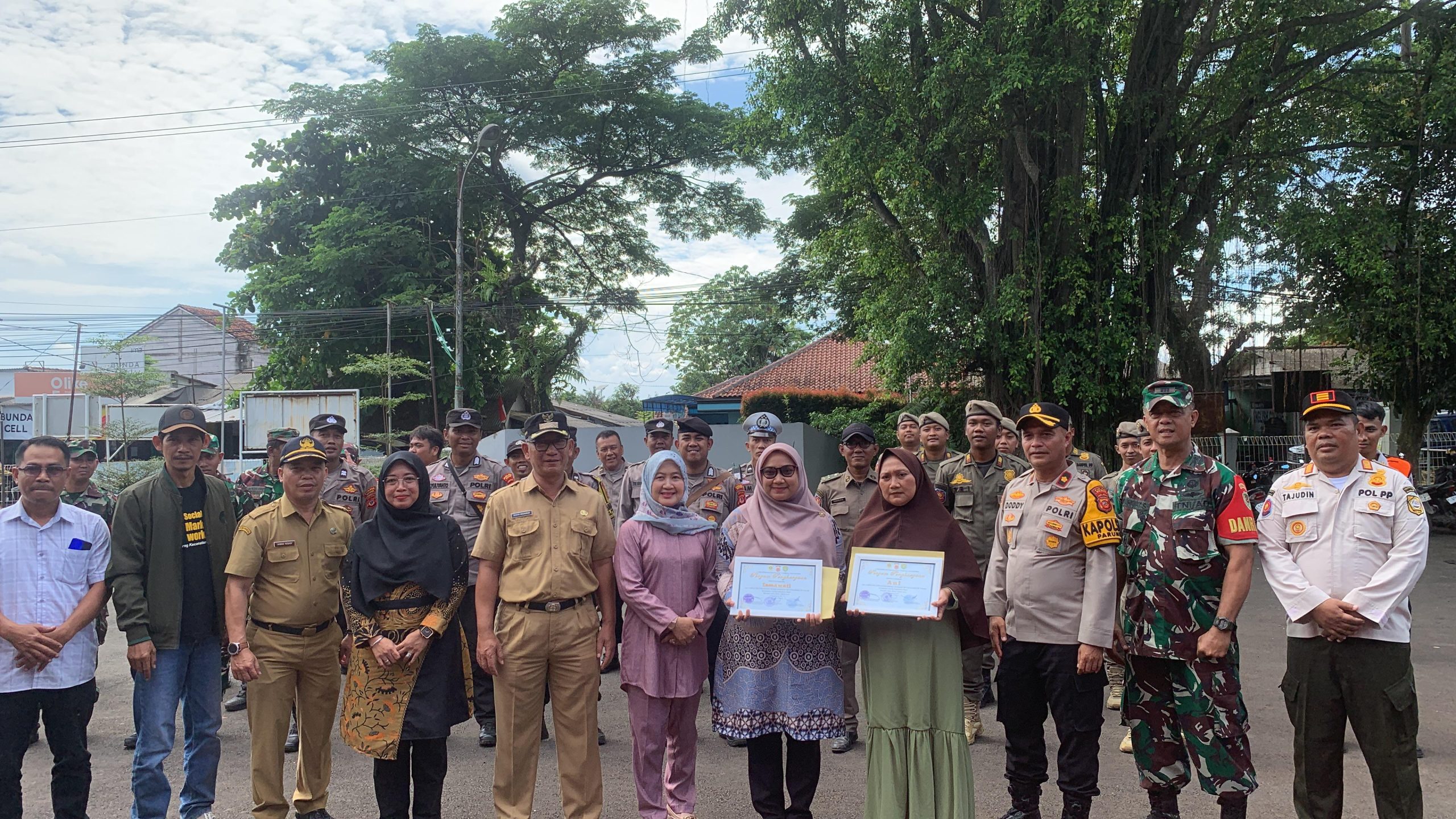 Foto bersama dua emak-emak yang gagalkan pencurian tabung gas saat menerima penghargaan dari pemerintah (Dok.Pemkab)