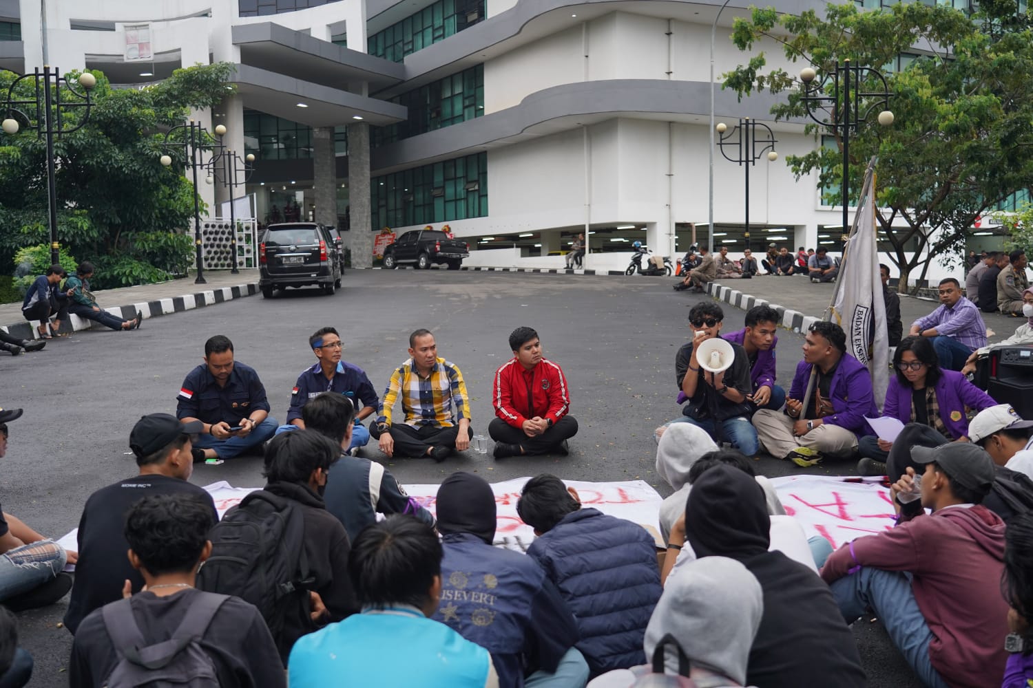 Jajaran DPRD Kota Bogor saat menerima para mahasiswa yang berdemo di depan kantornya (Dok.DPRD)