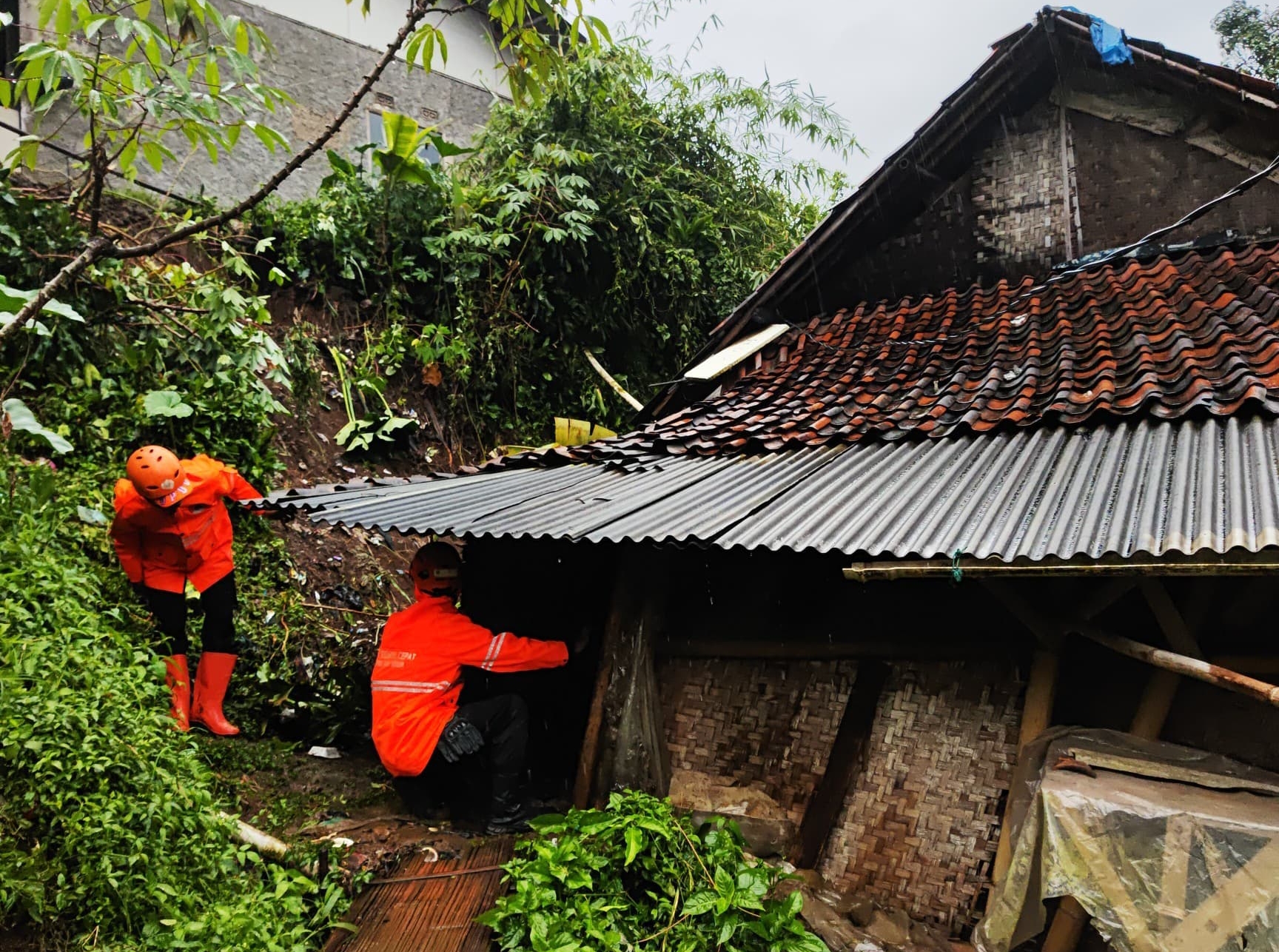 Petugas BPBD Kabupaten Bogor saat meninjau rumah korban longsor Ciawi (Dok.BPBD)