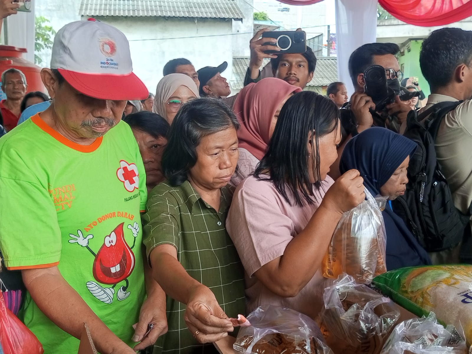 Masyarakat mengantre Minyakita di OPM Pasar Cibinong, Kabupaten Bogor (Istimewa)