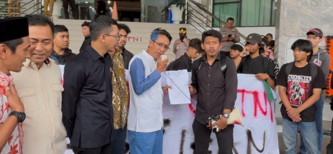 DPRD Kota Bogor saat menemui massa aksi penolakan Revisi UU TNI (Dok.DPRD)