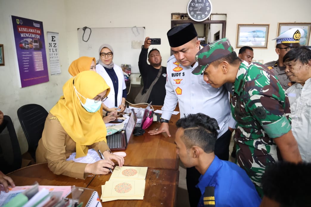 Bupati Bogor Rudy Susmanto saat memantau pemeriksaan kesehatan calon pemudik asal Kabupaten Bogor beberapa waktu lalu (Dok.Diskominfo)