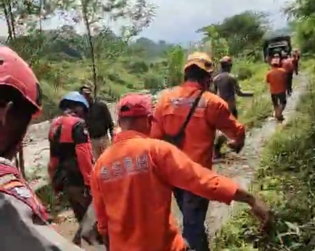 Tangkapan layar video evakuasi korban hanyut banjir Cisarua, Puncak (Istimewa)