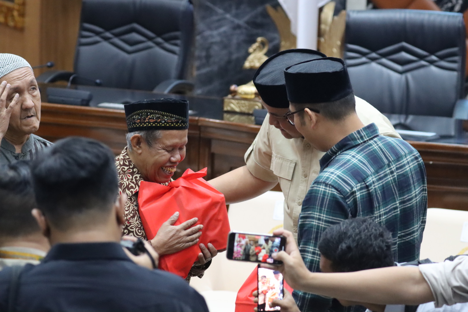 Bupati Bogor Rudy Susmanto didampingi Ketua DPRD Sastra Winara secara simbolis menyerahkan bingkisan kepada tuna netra dalam acara buka puasa bersama (Istimewa)