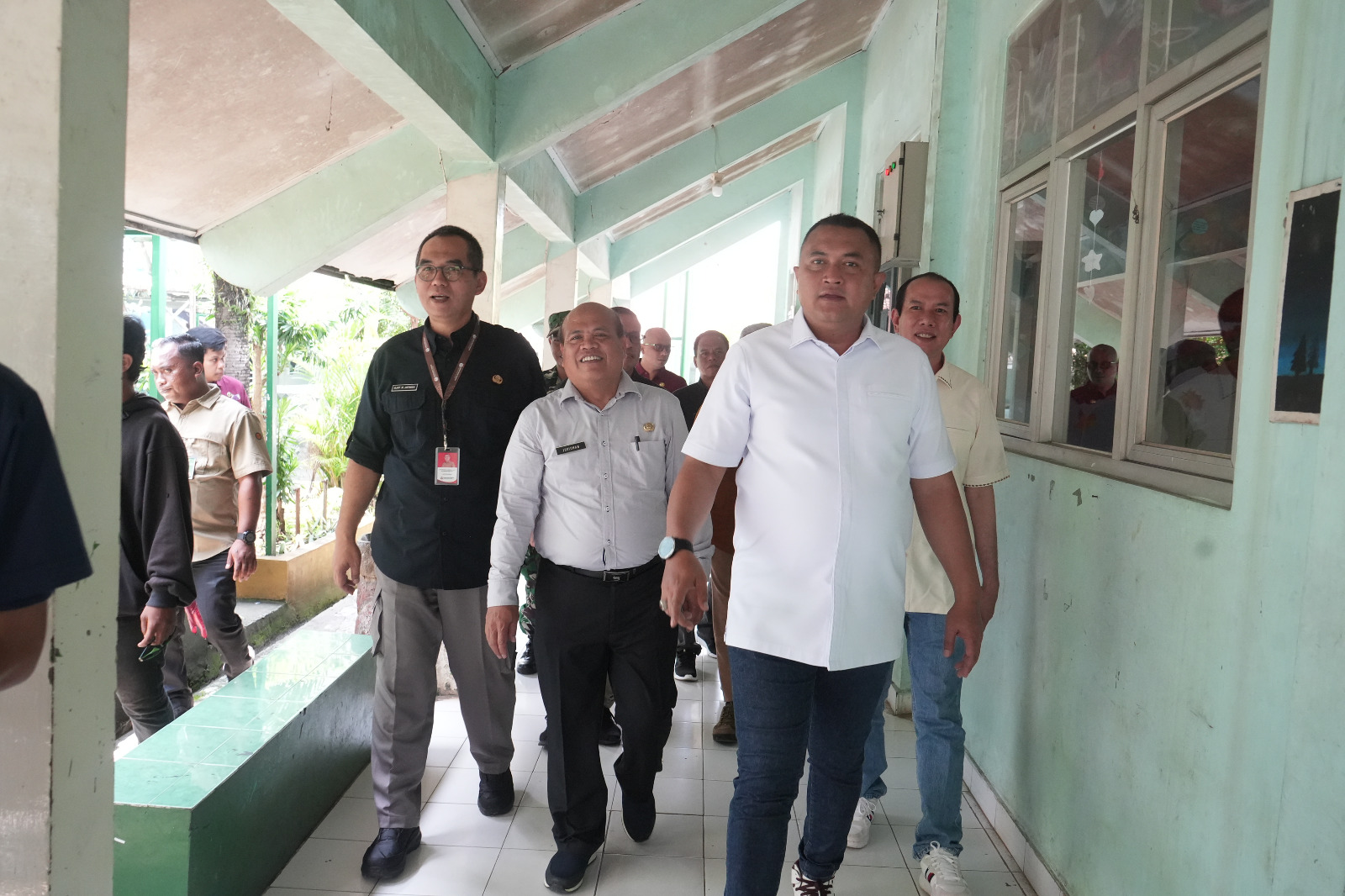 Bupati Bogor didampingi Sekda dan pihak sekolah saat meninjau SMPN 2 Cibinong (Dok.Diskominfo)