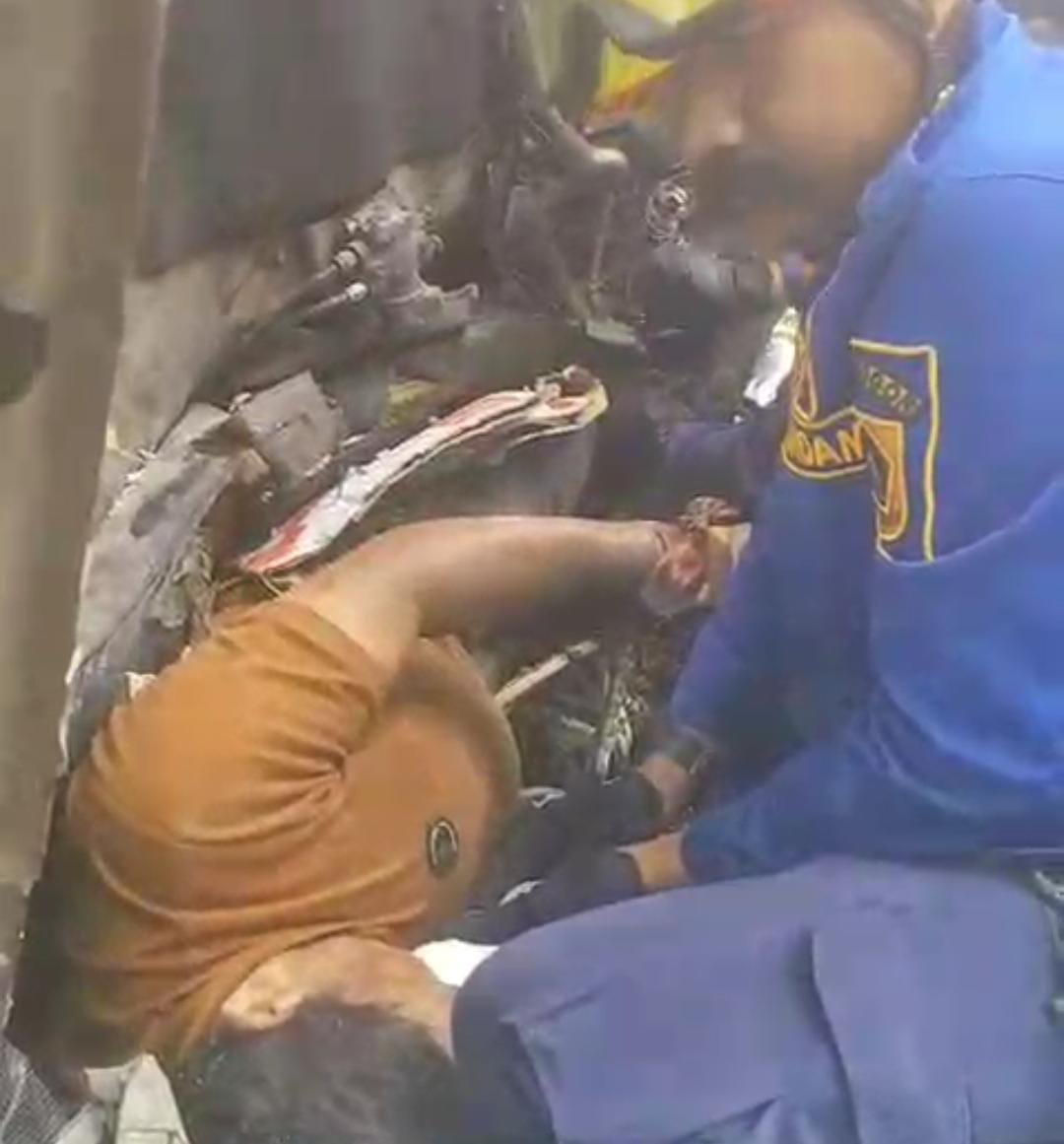 Tangkapan layar proses evakuasi sopir truk yang terjepit akibat kecelakaan (Istimewa)