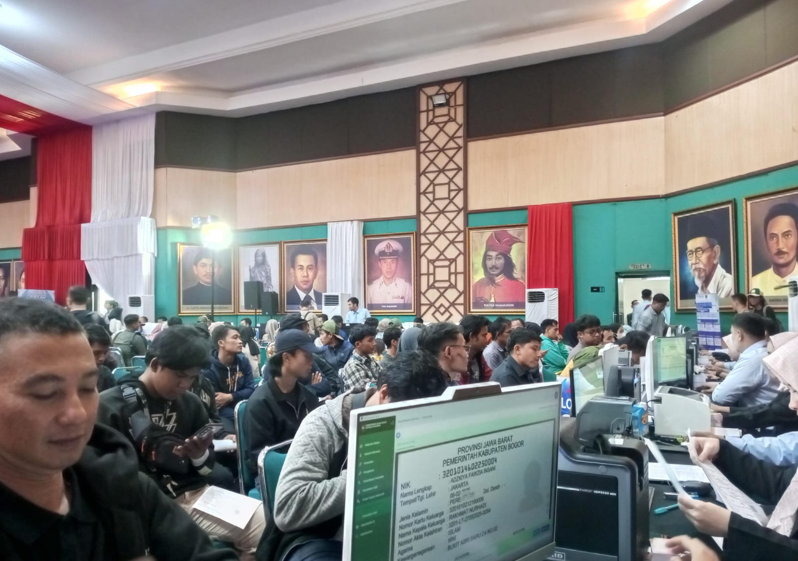Warga memadati Gedung Tegar Beriman, mengurus administrasi kependudukan pada Gebyar Adminduk (Istimewa)