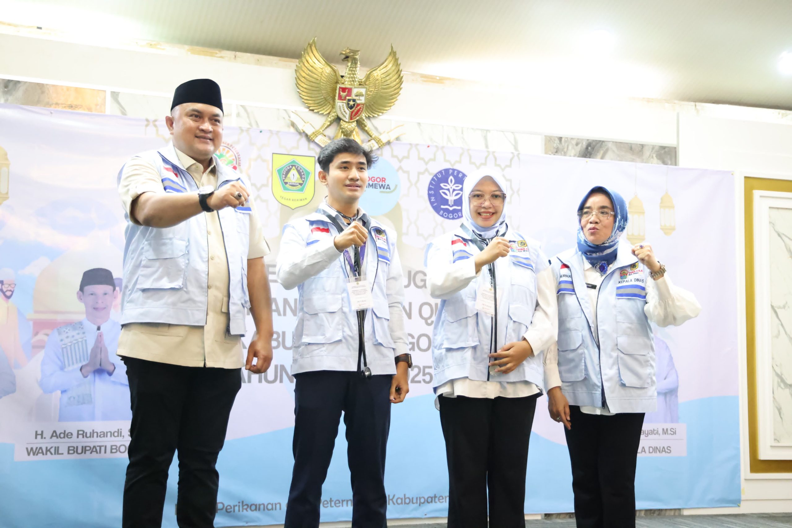 Bupati Bogor Rudy Susmanto bersama Kepala Diskanak Kabupaten Bogor Nurhayati (kanan) dengan sejumlah praktisi hewan sebagai tim pengaman Idul Adha (Dok.Diskominfo)