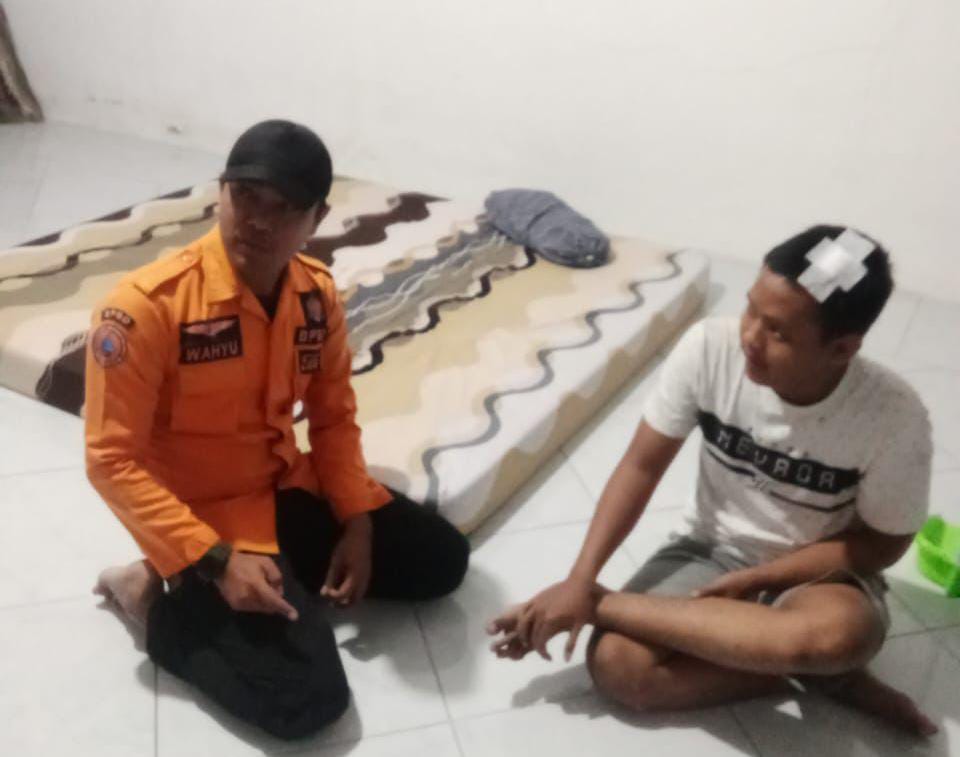 Petugas BPBD Kabupaten Bogor bersama korban yang tertimpa reruntuhan bangunan rumah roboh (Dok.BPBD)