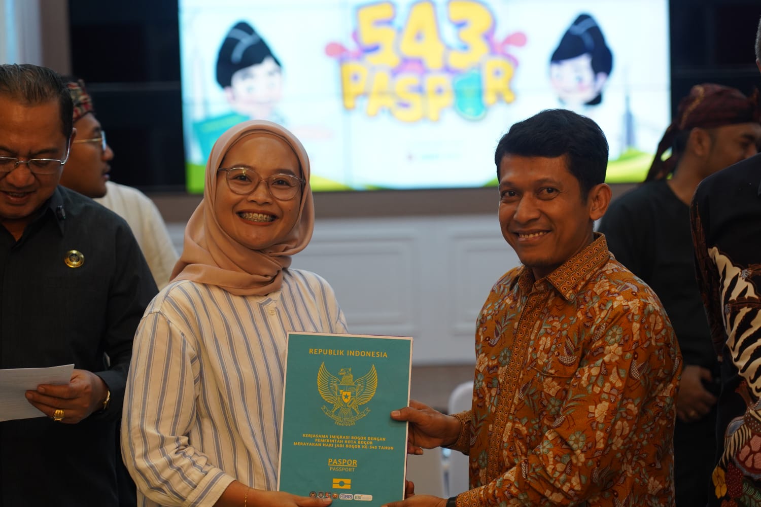 Wakil Ketua II DPRD Kota Bogor, Zenal Abidin (kanan) mengapresiasi inovasi Kantor Imigrasi dan Pemkot Bogor hadirkan layanan Paspor Simpatik (Dok DPRD)
