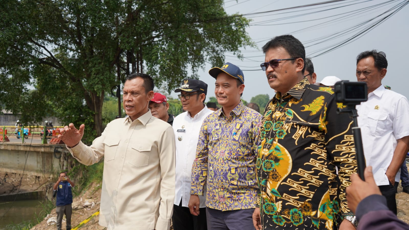 Wakil Bupati Bogor Jaro Ade bersama BBWS dan anggota DPRD Kabupaten Bogor beserta jajaran pemerintah kecamatan dan forkopimcam saat meninjau sungai yang akan dinormalisasi. (DOK.Diskominfo)