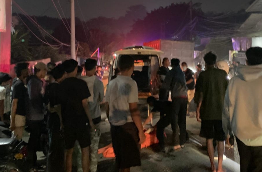Evakuasi korban tewas terlindas truk tambang di Parungpanjang, Kabupaten Bogor beberapa waktu lalu (Istimewa)