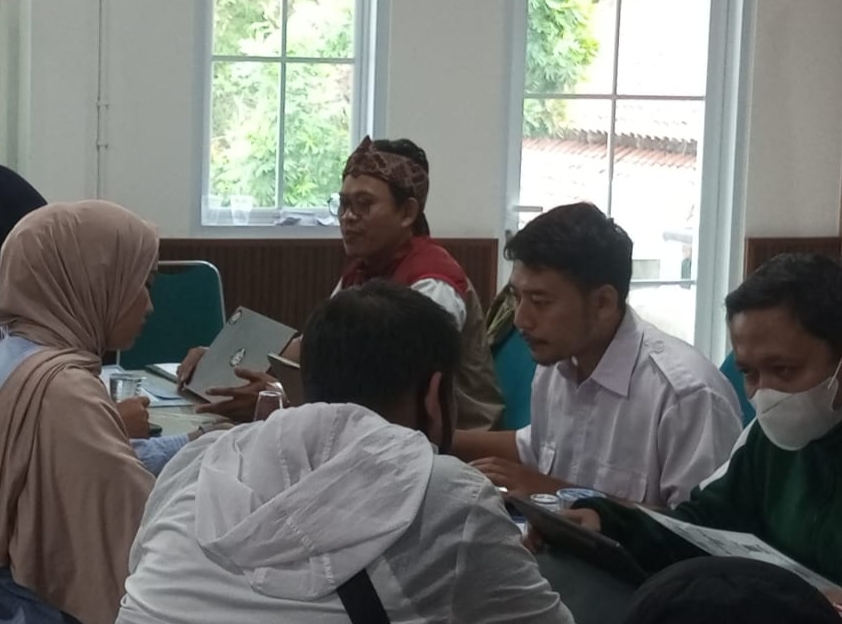 Orang tua siswa saat mendatangi layanan help desk Disdik Kabupaten Bogor soal masalah SPMB (Istimewa)