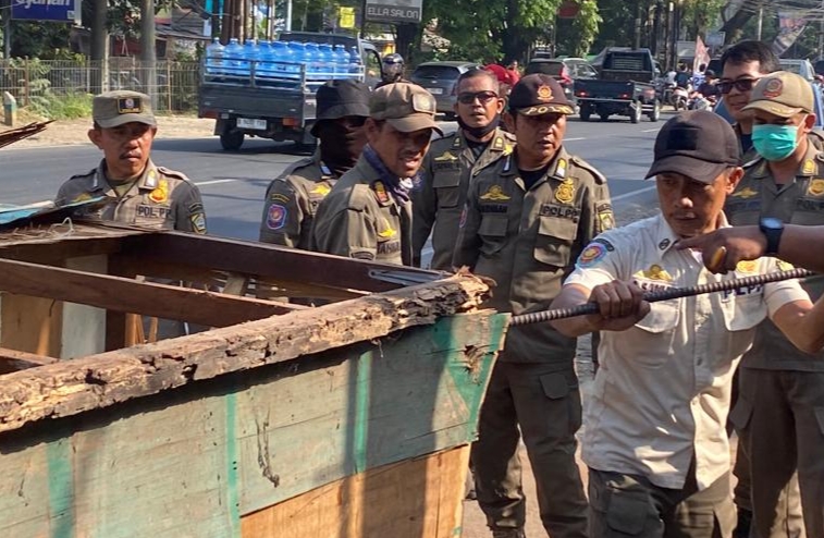 Pembongkaran bangunan dan lapak PKL di kawasan Flyover Cileungsi, Kabupaten Bogor (Istimewa)