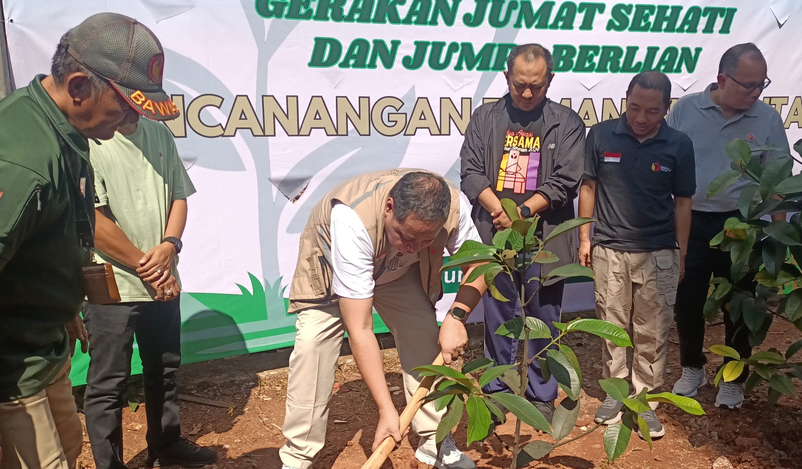 Anggota Bawaslu RI bersama jajaran saat menanam pohon manggis di Kantor Bawaslu Kabupaten Bogor (Rujukanmedia)