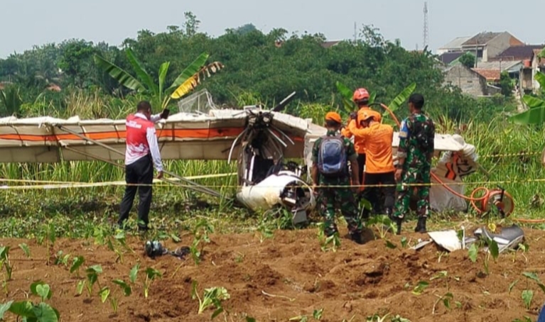 Evakuasi pesawat latih jatuh di Ciampea, Kabupaten Bogor Istimewa)