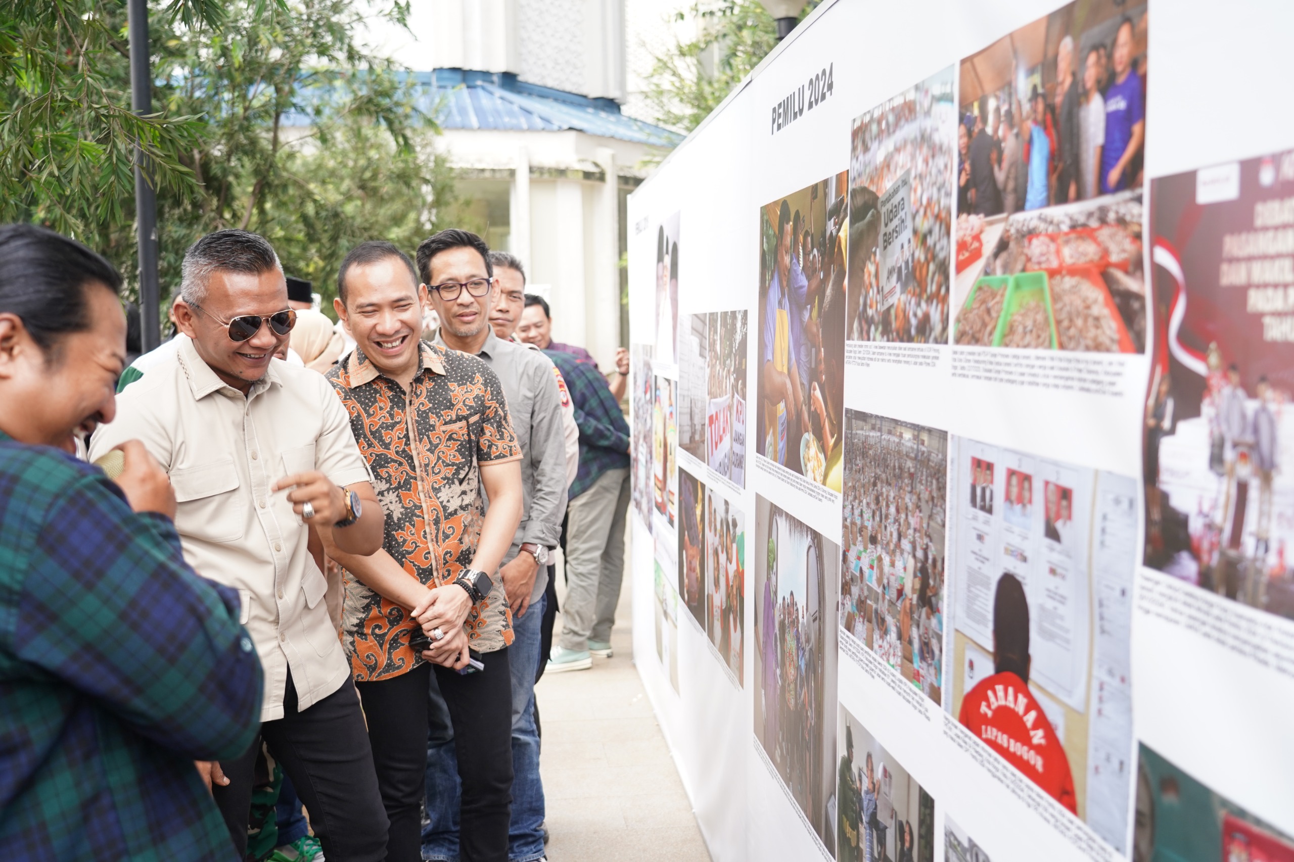 Wakil Ketua I DPRD Kota Bogor, M. Rusli Prihatevy (batik) bersama Waki Wali Kota Bogor Jenal Mutaqin saat melihat karya PFI Bogor (Dok.DPRD)
