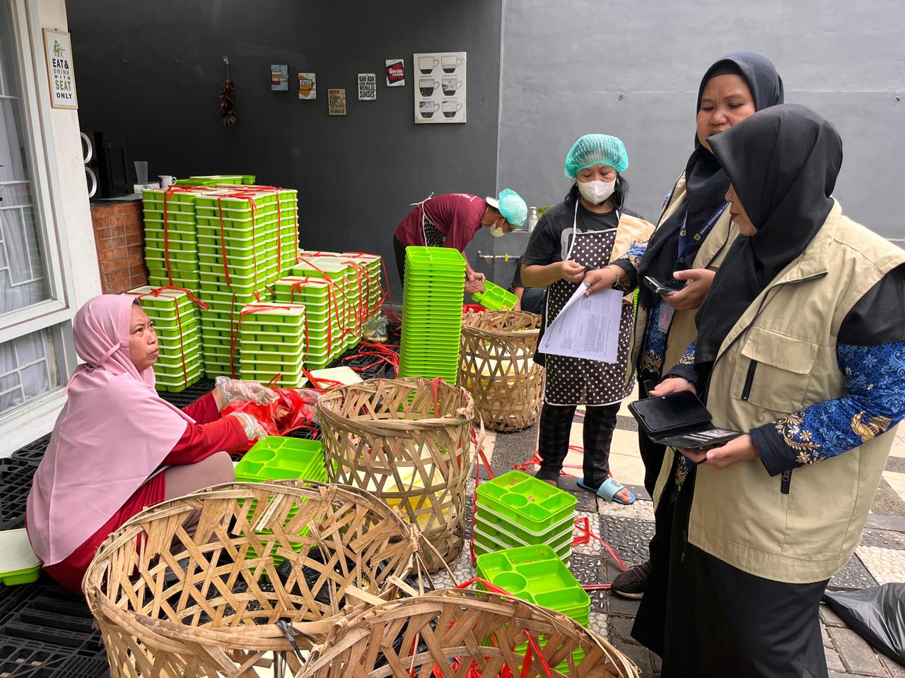 Sejumlah Nakes di Kabupaten Bogor awasi distribusi MBG ke sekolah (Dok.Diskominfo)