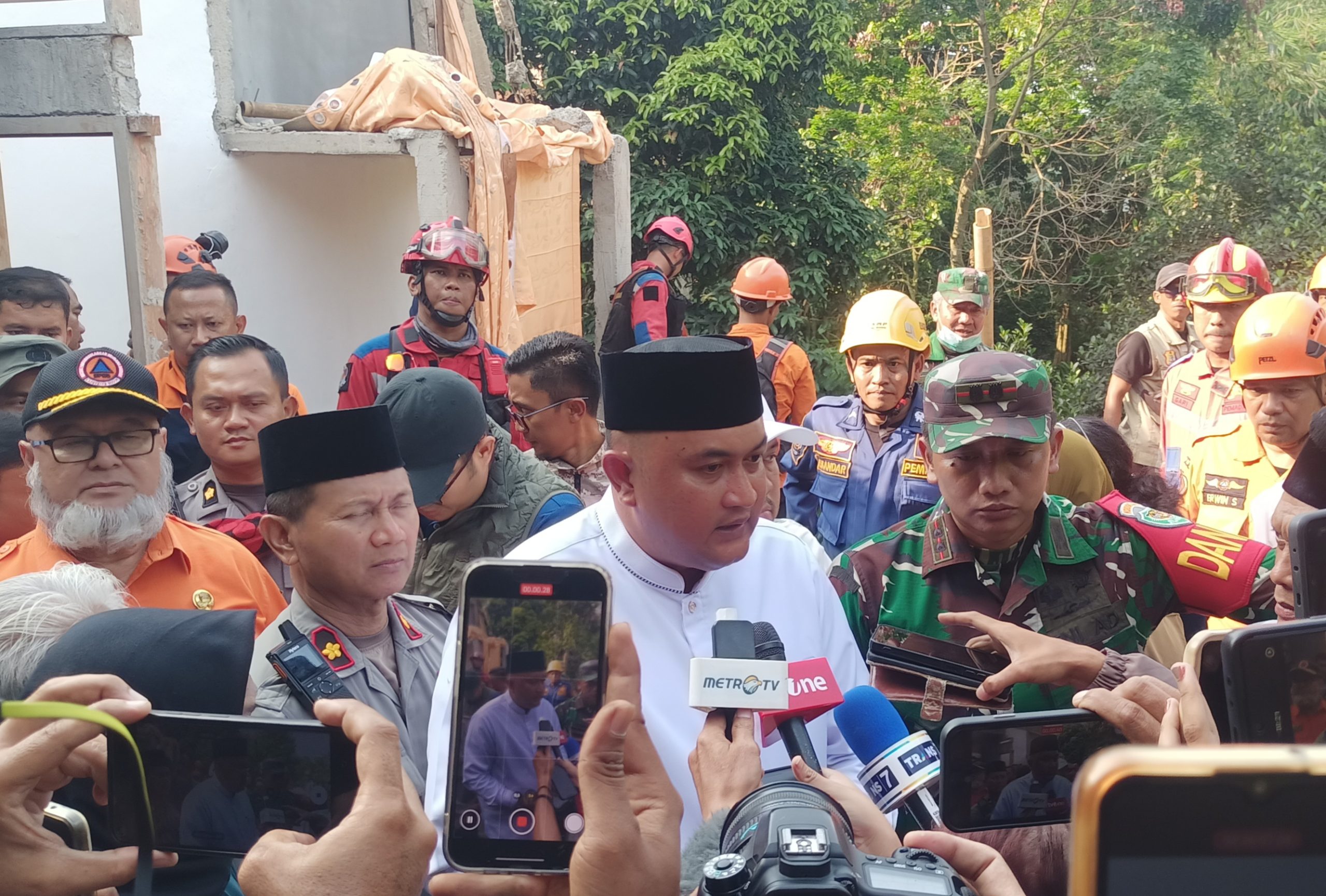 Bupati Bogor Rudy Susmanto di lokasi ambruknya majelis taklim, Ciomas, Kabupaten Bogor (Rujukanmedia)