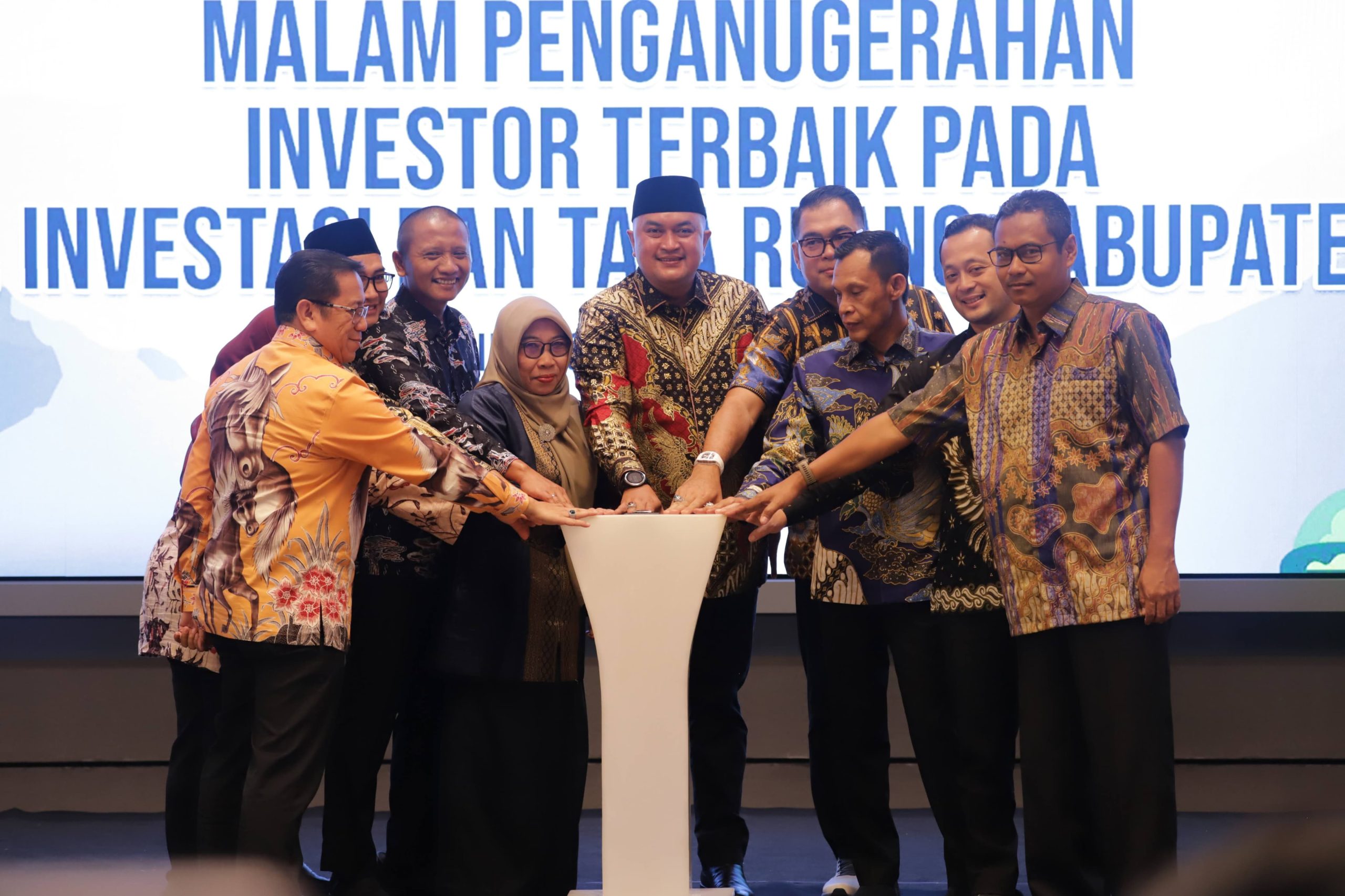 Bupati Bogor Rudy Susmanto bersama jajarannya dan para investor (Dok.Diskominfo)
