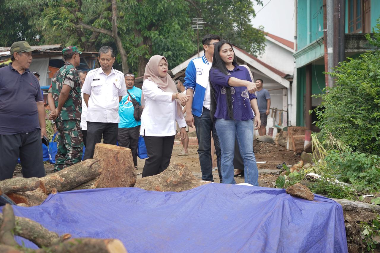 Wakil Ketua Komisi IV DPRD Kota Bogor, Rezky Kartika, meninjau lokasi bencana longsor di Kelurahan Bondongan. (Istimewa)