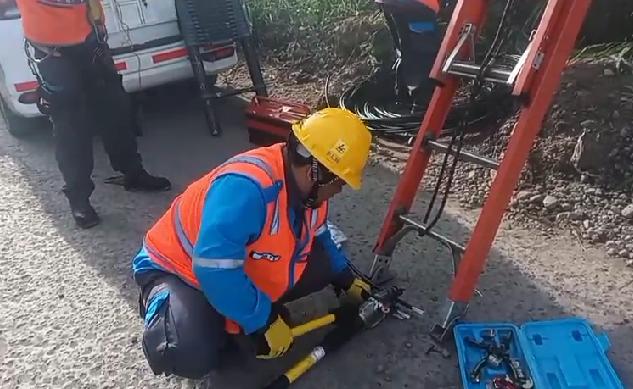 Petugas PLN memperbaiki gardu listrik yang kabelnya dicuri di Rumpin, Kabupaten Bogor. (istimewa)