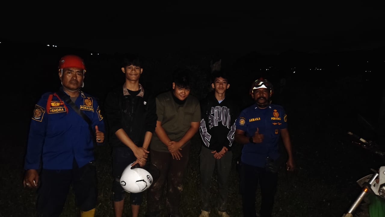 Tim Rescue Damkar Kabupaten Bogor bersama tiga remaja yang tersesat di Sukamakmur (Dok.Damkar)
