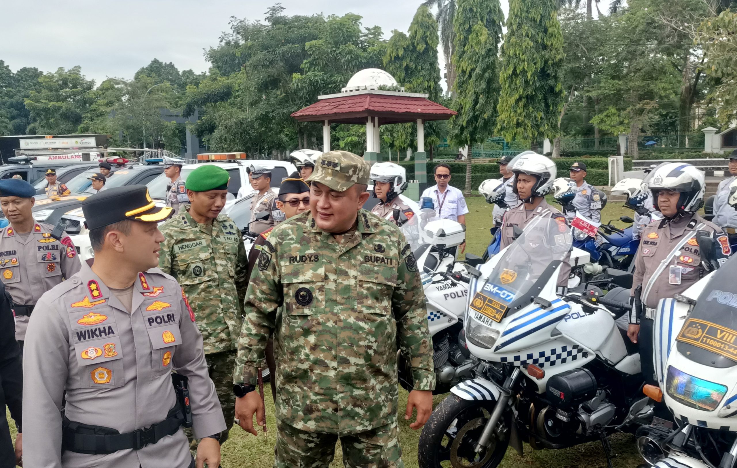 Kapolres Bogor AKBP Wikha Ardilestanto bersama Bupati Bogor Rudy Susmanto saat memeriksa kesiapan petugas yang akan disiagakan saat bencana (Istimewa)