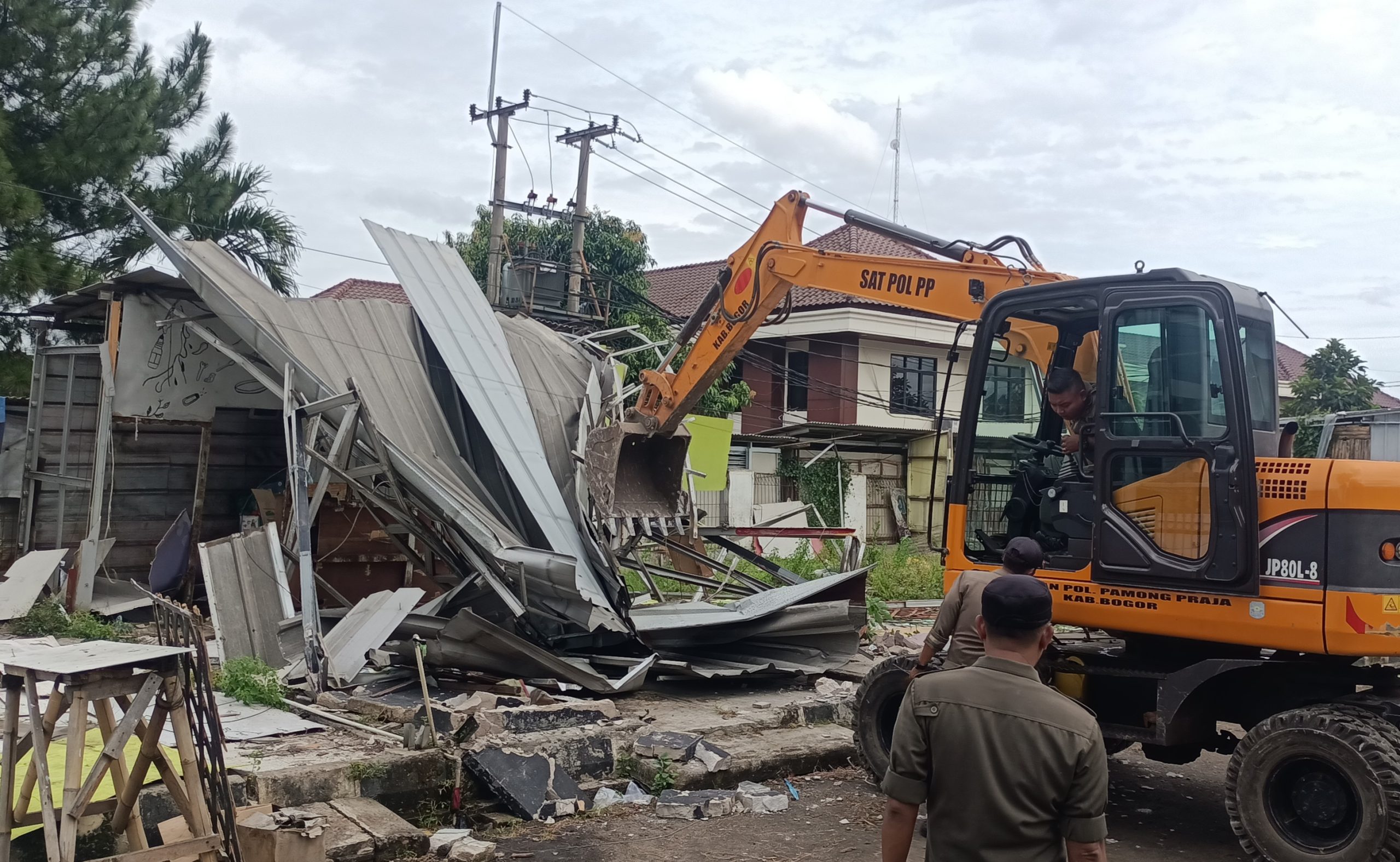 Proses pembongkaran bangunan di area Gedung KNPI Kabupaten Bogor (Istimewa)