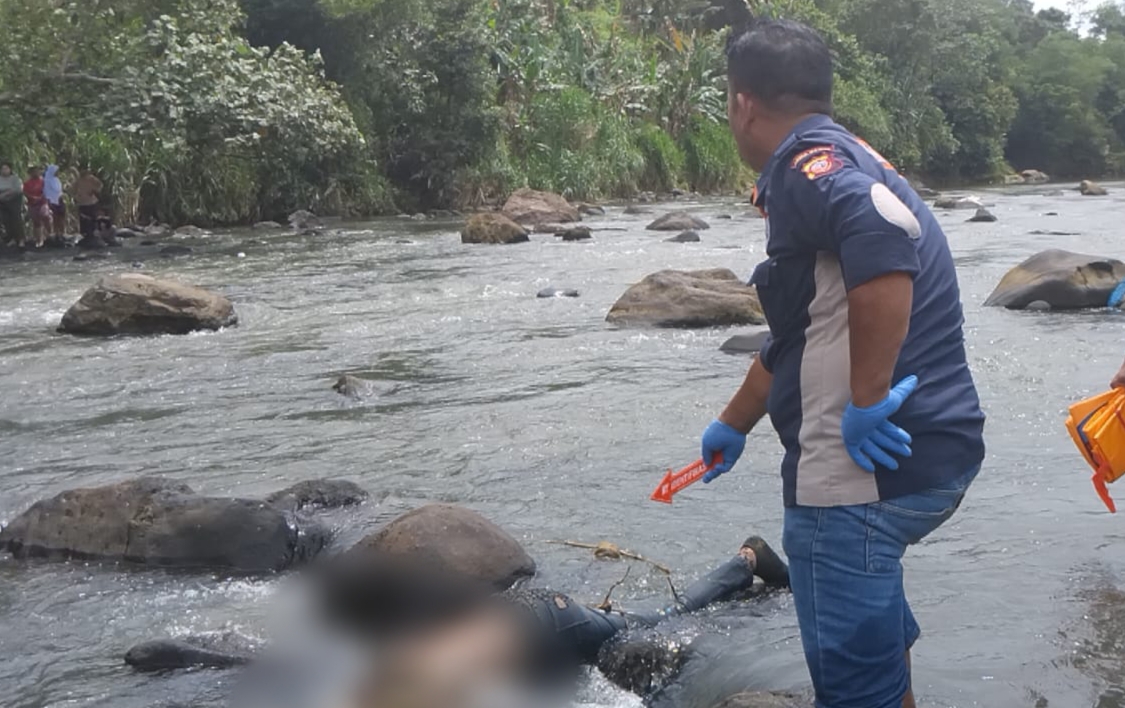 Polisi di lokasi mayat Sungai Cisadane, Kabupaten Bogor (Istimewa)