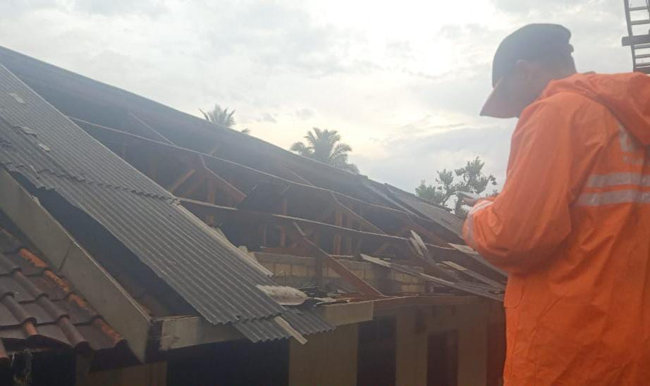 BPBD saat meninjau rumah rusak akibat angin puting beliung di wilayah Kecamatan Kemang, Kabupaten Bogor. (Dok.BPBD)