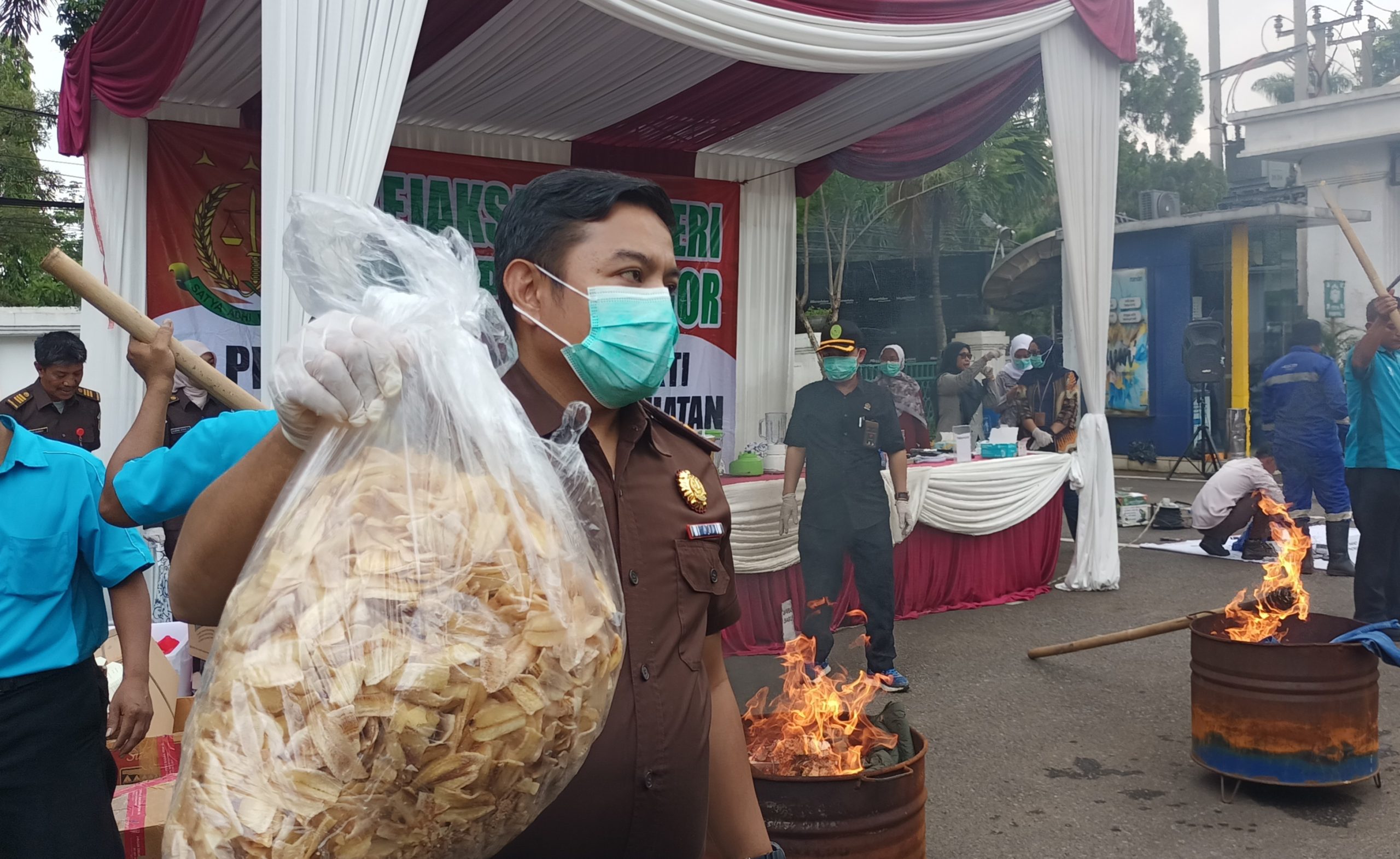Barang bukti keripik pisang narkoba yang disita Kejari Kabupaten Bogor. (Istimewa)