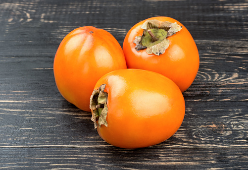 Buah kesemek yang mengandung berbagai manfaat untuk kesehatan tubuh, images sumber: iStock