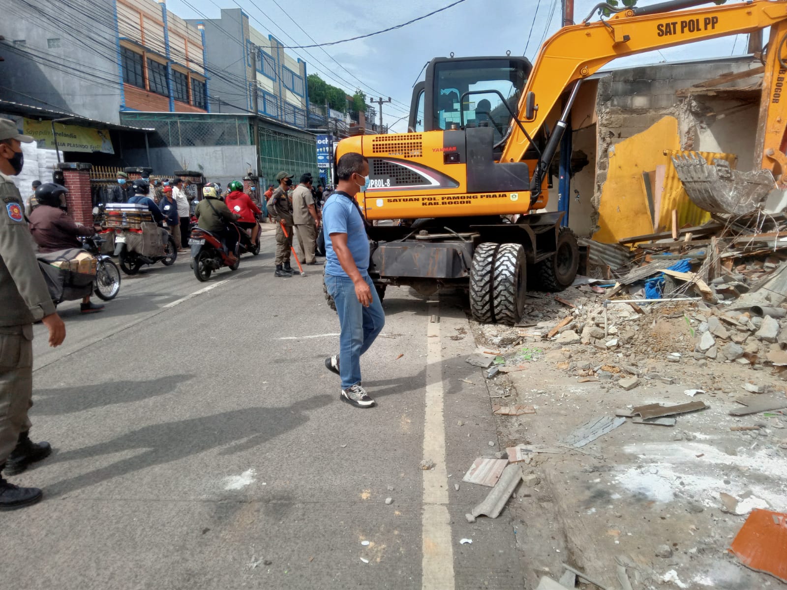 Alat berat menghancurkan bangunan liar di Cibinong, Kabupaten Bogor. (Dok.SatpolPP)