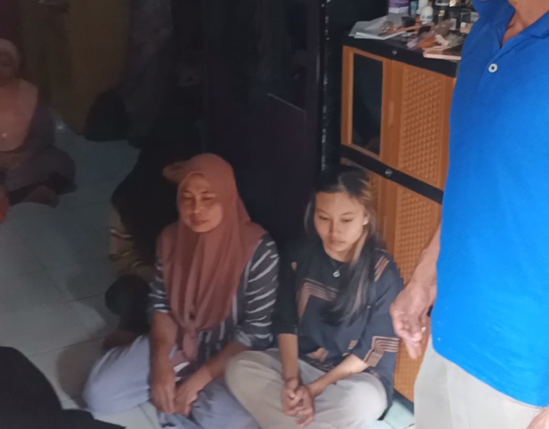 Sejumlah anggota keluarga Isep, korban tewas di area pertambangan Antam, Kabupaten Bogor saat menunggu kedatangan jenazah (Istimewa)