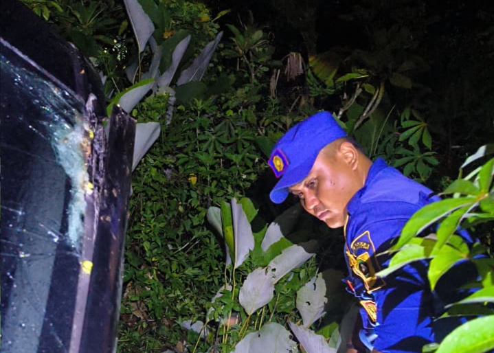 Petugas Damkar evakuasi mini bus yang terperosok di Jalan Bomang (Dok.Damkar)