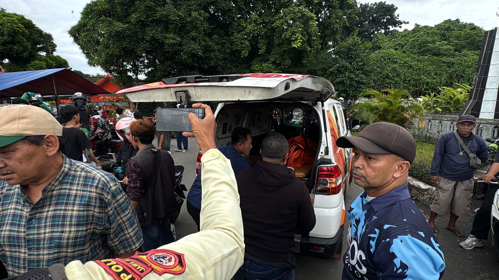 Evakuasi korban tertemper kereta di Kebon Pedes, Kota Bogor (Dok.Polisi)