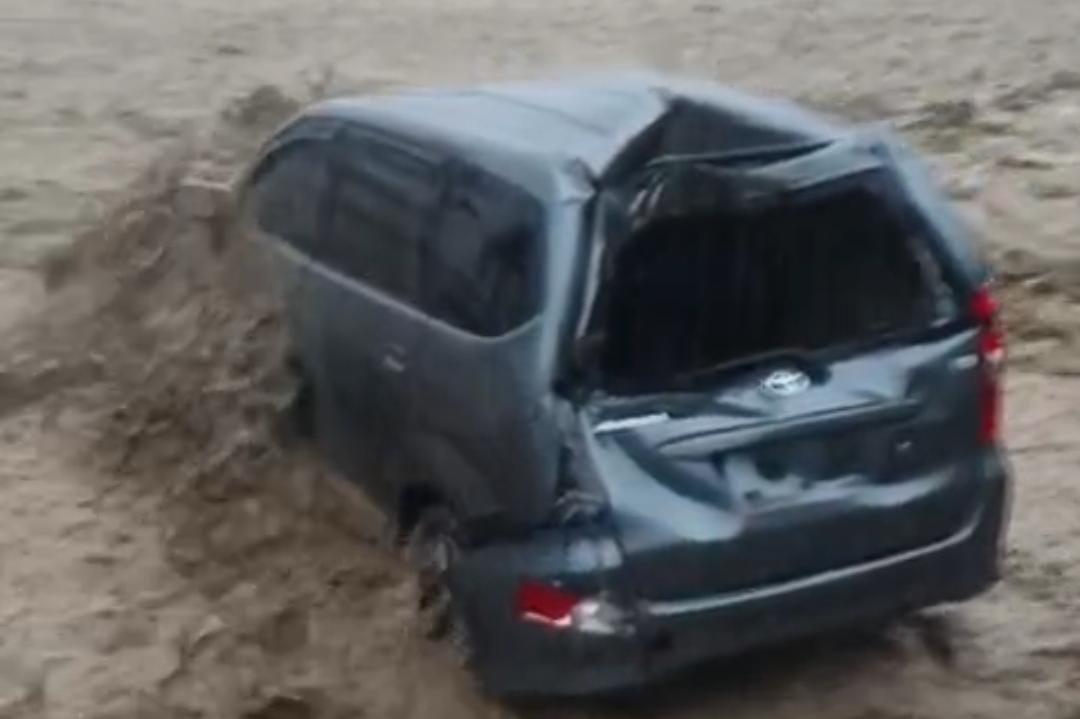 Tangkapan layar video mobil terbawa arus banjir di Babakan Madang, Kabupaten Bogor (Istimewa)