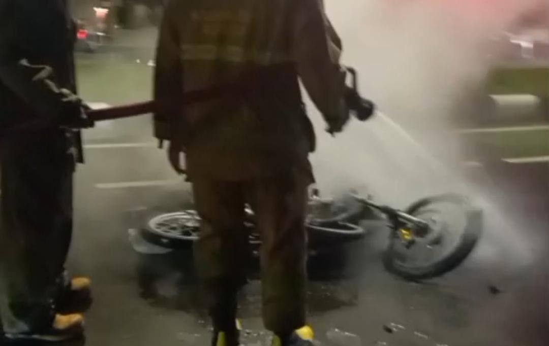 Tangkapan layar video petugas Damkar dan Penyelamatan Kabupaten Bogor memadamkan api yang membakar sepeda motor (Istimewa)