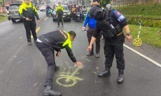 Polisi lakukan olah TKP kecelakaan di Jalan Raya Puncak, Kabupaten Bogor (Dok.Polisi)