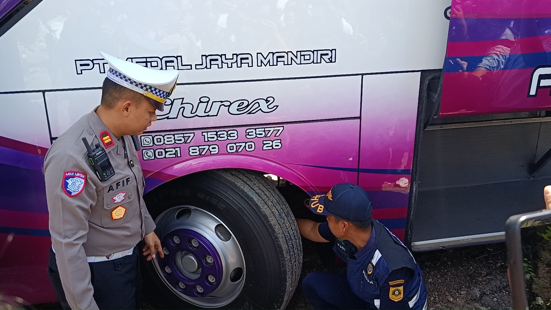 Polres Bogor bersama Dishub saat memeriksa kelaikan bus jelang mudik Lebaran (Istimewa)