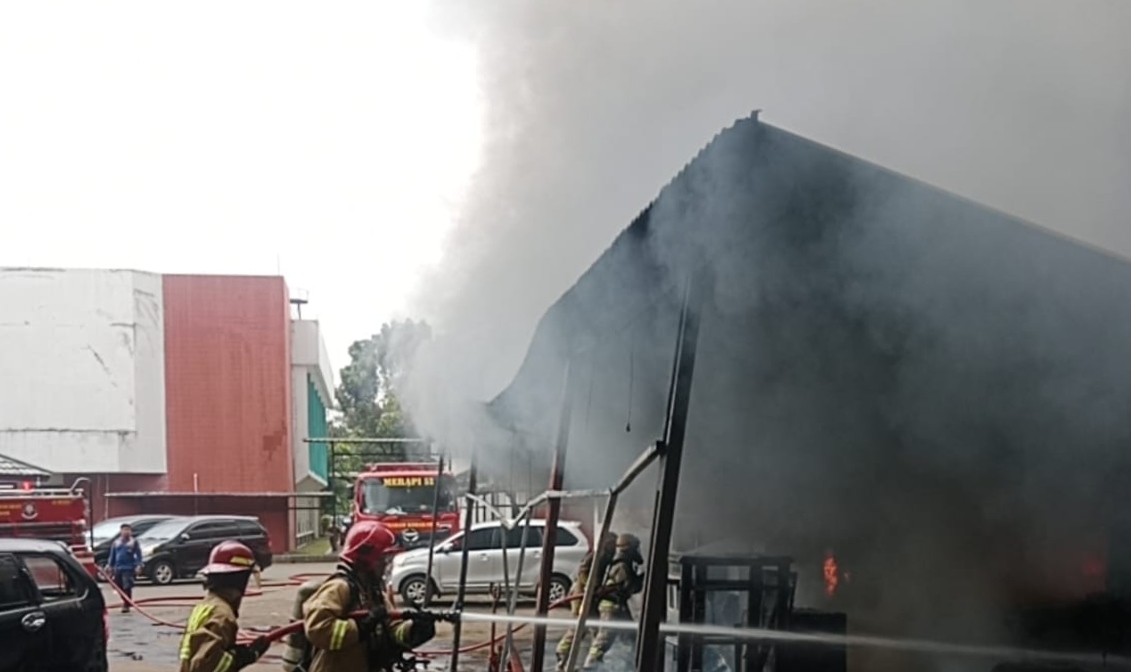 Pemadaman api yang membakar gudang komputer milik BRIN di Cibinong, Kabupaten Bogor (Dok Damkar)