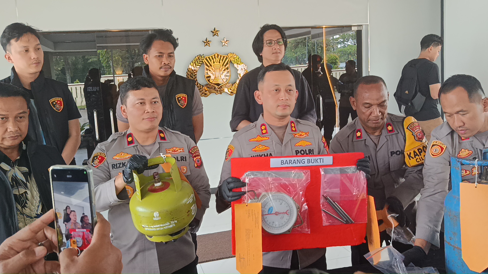 Kapolres Bogor, AKBP Wikha Ardilestanto beserta jajaran menunjukkan sejumlah barang bukti kejahatan pengoplos gas (Istimewa)