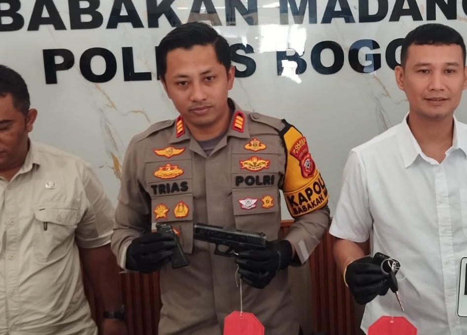 Kapolsek Babakan Madang beserta jajaran saat menunjukkan sejumlah barang bukti kejahatan investasi bodong berujung curas (Istimewa)