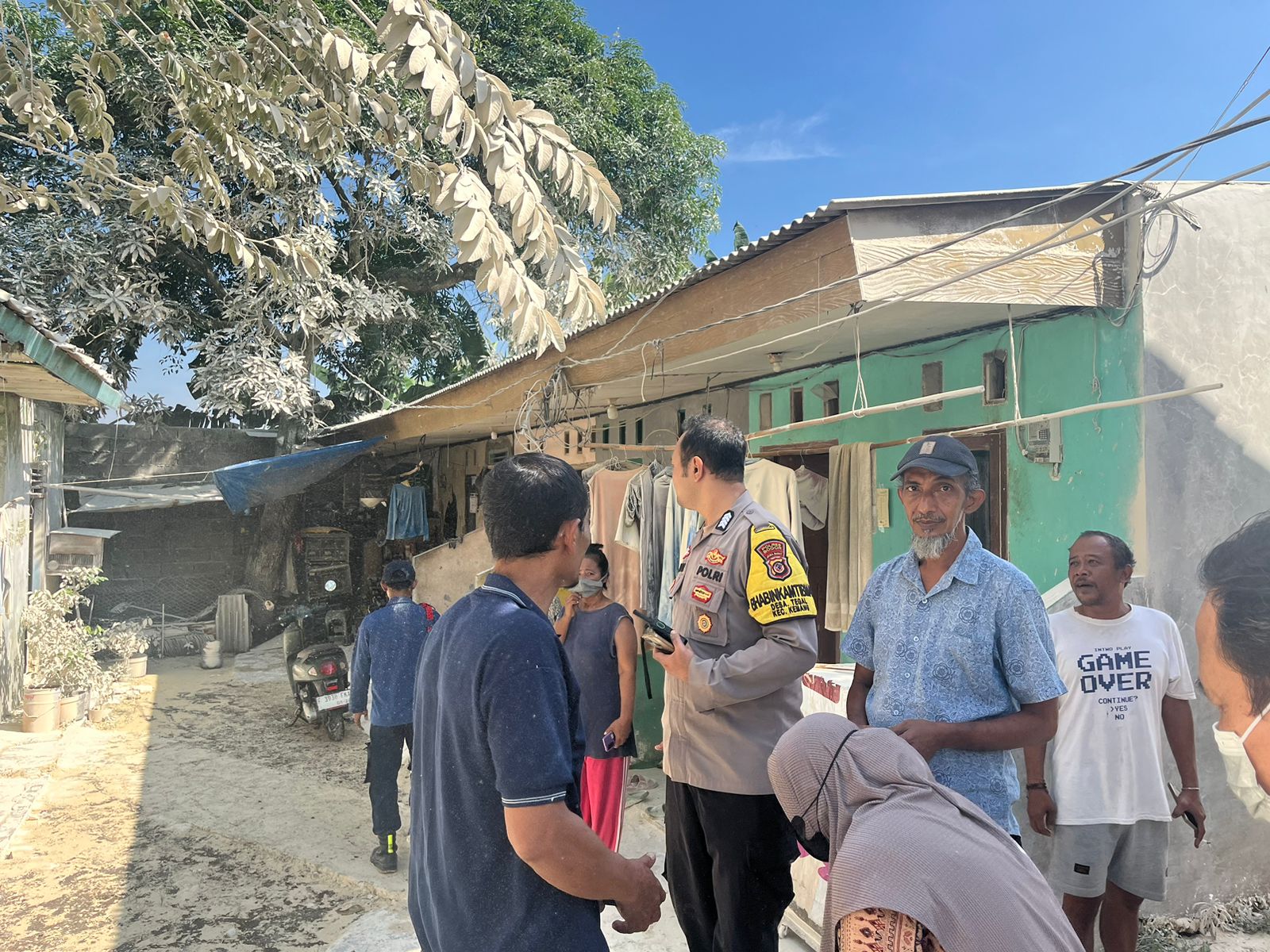 Petugas dan warga melihat dampak hujan abu semen di Kemang, Kabupaten Bogor (Istimewa)