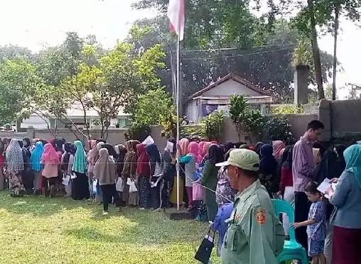 Penyaluran bantuan sosial di Kabupaten Bogor beberapa waktu lalu (Istimewa)