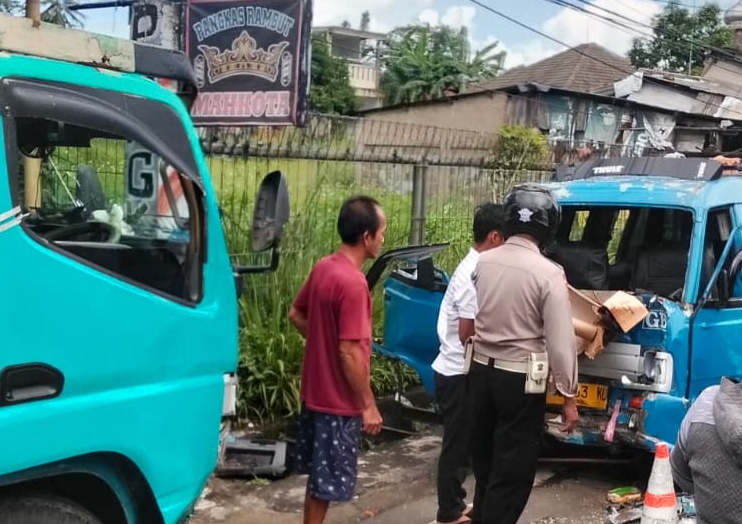 Olah TKP kecelakaan angkot dan truk adu banteng di Cibungbulang, Kabupaten Bogor (Istimewa)