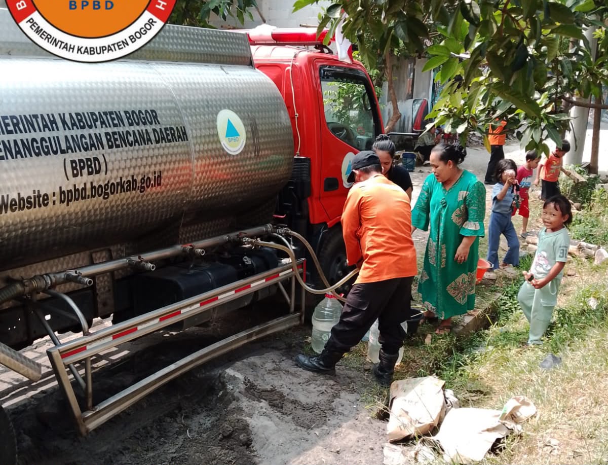 Pendistribusian air bersih BPBD Kabupaten Bogor untuk warga Citeureup (Dok.BPBD)